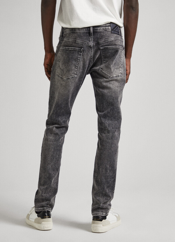 MID-RISE TAPER FIT JEANS